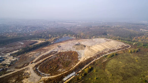 Letecký pohled na velké městská skládka. Smog, založená na obloze — Stock fotografie