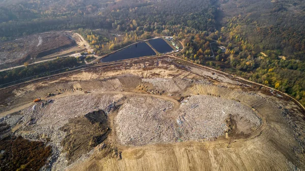 Vue aérienne de la décharge de la grande ville. Le smog formé dans le ciel — Photo