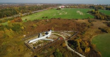 Havadan görünümü yakınındaki göl ve güzel Peyzaj Sonbahar ormandaki uçağın. Bir uçakla güzel sonbahar manzara.