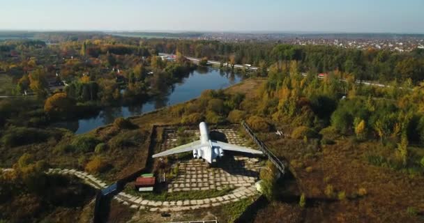 A légi felvétel a gépet az őszi erdő közelében a tó és a gyönyörű táj. Szép őszi táj, és egy olyan sík. — Stock videók