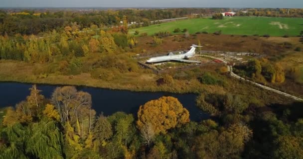 Vista aérea do avião na floresta de outono perto do lago e paisagem beatiful. Bela paisagem de outono com um avião . — Vídeo de Stock