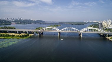 Yukarıdan, Kiev şehir manzarası Dnieper Nehri otomobil ve demiryolu Darnitsky köprüden hava üstten görünüm