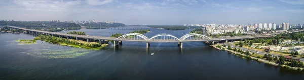 Vista panorámica aérea del automóvil y el ferrocarril Darnitsky puente sobre el río Dnieper desde arriba, horizonte de la ciudad de Kiev — Foto de Stock