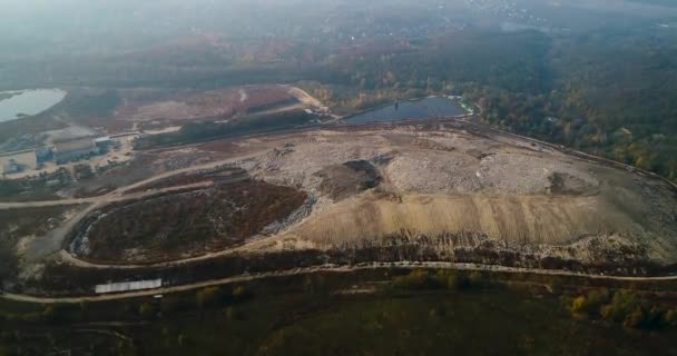 Vista aérea del vertedero de la gran ciudad. Smog formado en el cielo — Vídeos de Stock