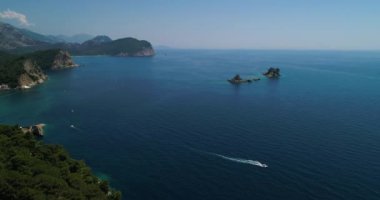 Kilisede Adriyatik Denizi ile güzel bir ada, havadan görünümü