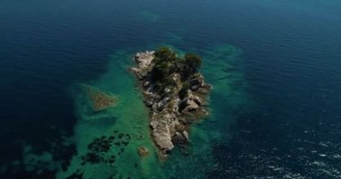 Kilisede Adriyatik Denizi ile güzel bir ada, havadan görünümü
