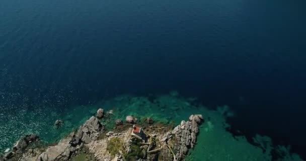 Luchtfoto van een prachtig eiland met kerk in de Adriatische Zee — Stockvideo