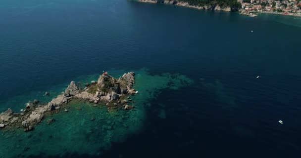 Vista aérea de una hermosa isla con iglesia en el mar Adriático — Vídeo de stock