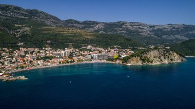 Bir güzel şehir Petrovac Hava görünümünü. Güzel Adriyatik Denizi manzara.