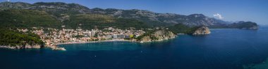 Hava panoramik Petrovac bir güzel şehir. Güzel Adriyatik Denizi manzara.