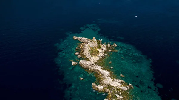 Vue aérienne d'une belle île avec église dans la mer Adriatique — Photo