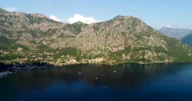 Sessiz Körfezi Kotor Koyu'ndaki bir yat ile havadan görünümü