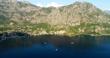 Sessiz Körfezi Kotor Koyu'ndaki bir yat ile havadan görünümü