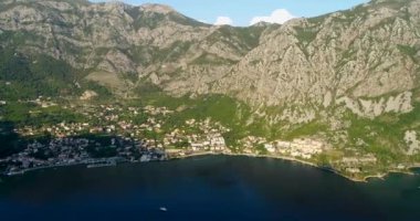 Sessiz Körfezi Kotor Koyu'ndaki bir yat ile havadan görünümü