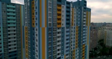 Cityscape Kiev Hava görünümünü. Yeni bina, eski binaların arka plan üzerinde.