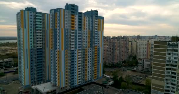 Letecký pohled na panoráma v Kyjevě. Nová budova, na pozadí starých budov. — Stock video