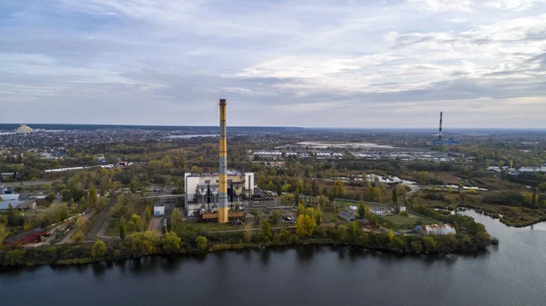 Сміттєспалювальний завод. Відходи спалювача з курильною паличкою. Проблема забруднення навколишнього середовища заводами . — стокове фото