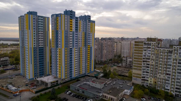 Вид с воздуха на городской пейзаж в Киеве. Новое здание, на фоне старых зданий . — стоковое фото