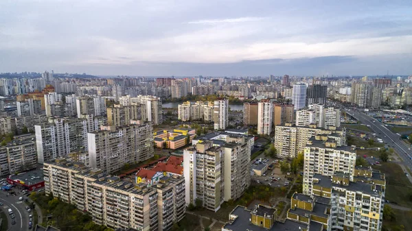 Вид с воздуха на городской пейзаж в Киеве. Новое здание, на фоне старых зданий . — стоковое фото