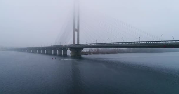 Le pont sud dans le brouillard. Vue aérienne du pont de câble du métro sud. Kiev, Ukraine . — Video