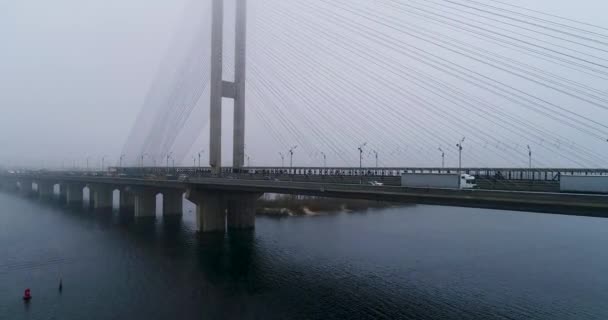 De South Bridge in de mist. Luchtfoto van Zuid metro kabel brug. Kiev, Oekraïne. — Stockvideo