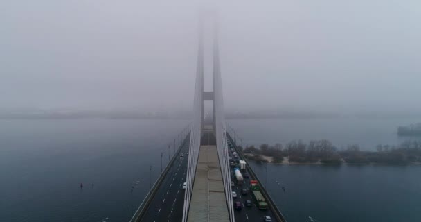 El Puente Sur en la niebla. Vista aérea del puente de cable del metro sur. Kiev, Ucrania . — Vídeos de Stock