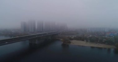 Havadan görünümü bir sis şehir peyzaj Osokorki ve Poznyaki. Darnitskiy district, Kiev Ukrayna.