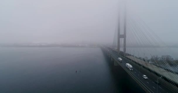 Le pont sud dans le brouillard. Vue aérienne du pont de câble du métro sud. Kiev, Ukraine . — Video