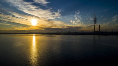 Çöp yakma tesisi. Dumanlı atık yakma fırını fabrikası. Fabrikaların çevre kirliliği sorunu
