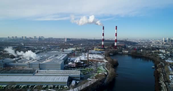 Planta de incineración de basura. Planta incineradora de residuos con chimenea humeante. El problema de la contaminación ambiental por las fábricas — Vídeos de Stock