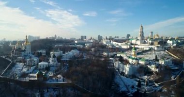 Kiev, Ukrayna içinde Lavra manastır dron, gün batımı görünümü, bulutlu gökyüzü, güzel manzara havadan görünümü