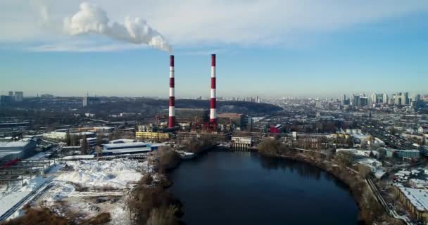 Planta de incineración de basura. Planta incineradora de residuos con chimenea humeante. El problema de la contaminación ambiental por las fábricas — Vídeos de Stock