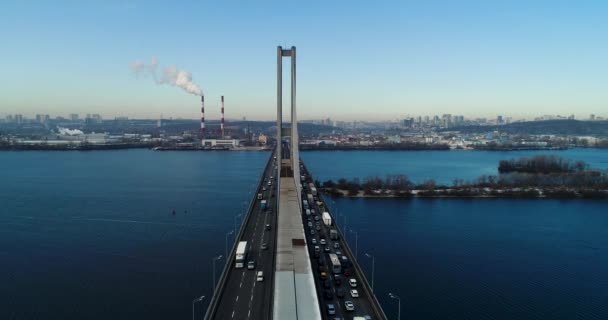 Αεροφωτογραφία της γέφυρας South. Εναέρια άποψη του νότου μετρό καλωδιακή γέφυρα. Κίεβο, Ουκρανία. — Αρχείο Βίντεο