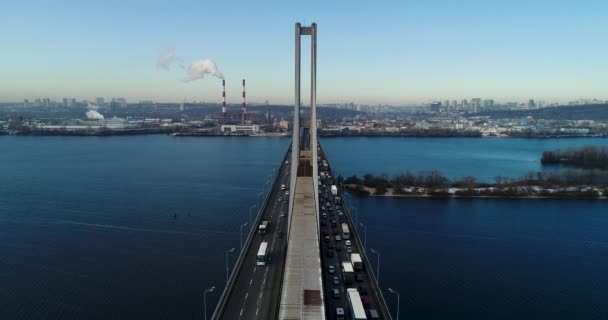 Widok z lotu ptaka z South Bridge. Widok z lotu ptaka południowa metra kabel most. Kijów, Ukraina. — Wideo stockowe