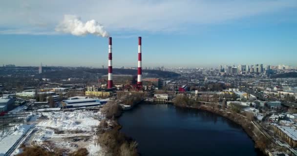 Çöp yakma tesisi. Dumanlı atık yakma fırını fabrikası. Fabrikaların çevre kirliliği sorunu — Stok video