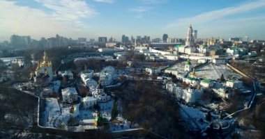 Kiev, Ukrayna içinde Lavra manastır dron, gün batımı görünümü, bulutlu gökyüzü, güzel manzara havadan görünümü
