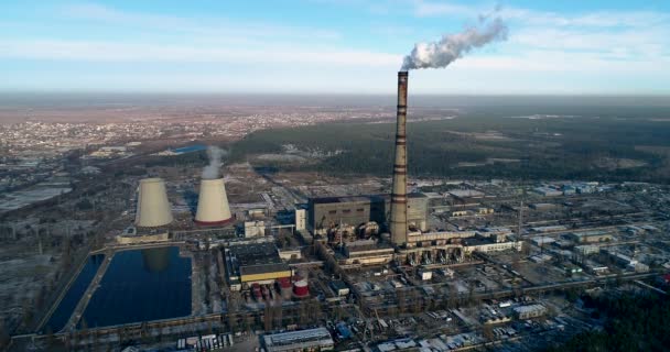 Instalação de incineração de lixo. Instalação incineradora de resíduos com chaminé para fumadores. O problema da poluição ambiental pelas fábricas — Vídeo de Stock