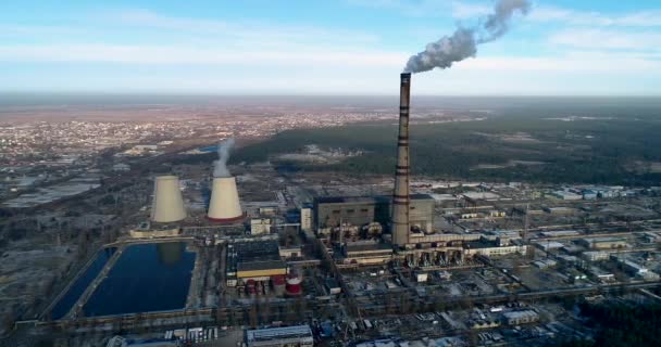 쓰레기 소각 공장. 연기 연기가 나는 쓰레기 소각로 공장. 공장에 의한 환경 오염 문제 — 비디오