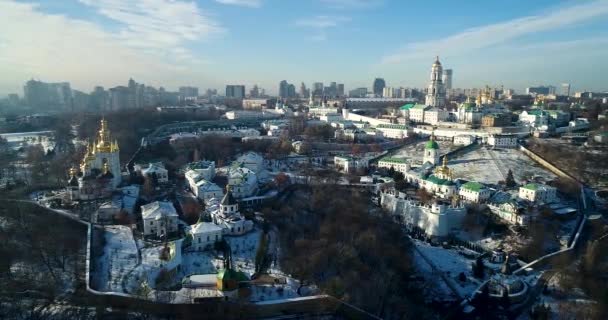 Vista aérea del monasterio de Lavra en Kiev, Ucrania desde el dron, vista del atardecer, cielo nublado, hermoso paisaje — Vídeos de Stock