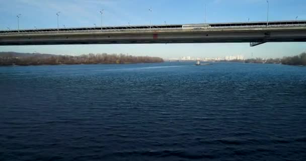 Vista aérea de no el río Dniéper en Kiev. Volando bajo el puente . — Vídeo de stock