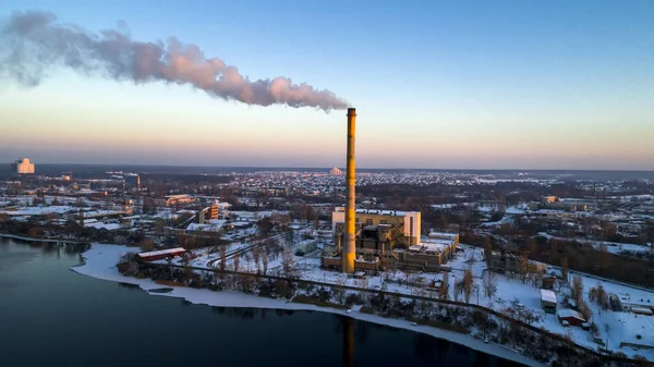 Vista aérea de la planta incineradora de residuos con chimenea humeante — Foto de Stock