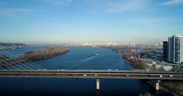 Vista aérea da Ponte Sul. Vista aérea da ponte de cabo do metrô sul. Kiev, Ucrânia . — Vídeo de Stock