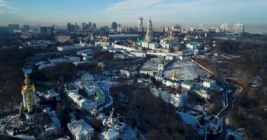 Kiev, Ukrayna içinde Lavra manastır dron, gün batımı görünümü, bulutlu gökyüzü, güzel manzara havadan görünümü