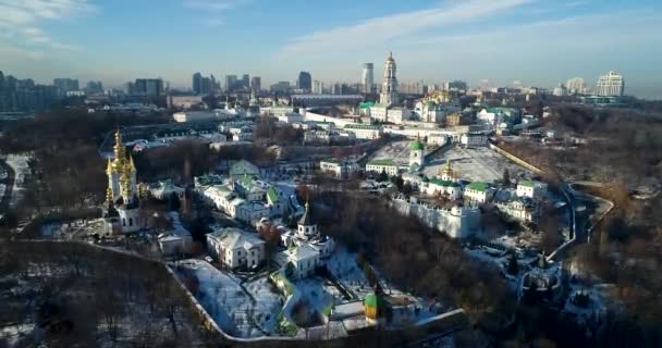 Vista aérea do mosteiro de Lavra em Kiev, Ucrânia a partir de drone, vista do pôr do sol, céu nublado, bela paisagem — Vídeo de Stock