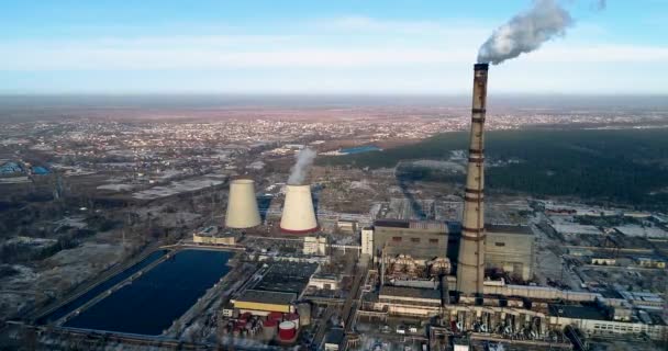 Instalação de incineração de lixo. Instalação incineradora de resíduos com chaminé para fumadores. O problema da poluição ambiental pelas fábricas — Vídeo de Stock