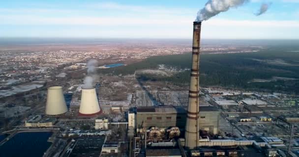 Planta de incineración de basura. Planta incineradora de residuos con chimenea humeante. El problema de la contaminación ambiental por las fábricas — Vídeo de stock