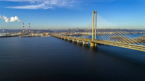 Vue aérienne du pont sud. Vue aérienne du pont de câble du métro sud. Kiev, Ukraine . — Photo
