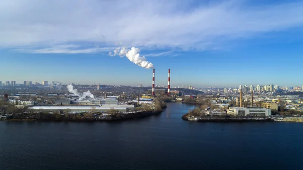 Planta de incineración de basura. Planta incineradora de residuos con chimenea humeante. El problema de la contaminación ambiental por las fábricas — Foto de Stock