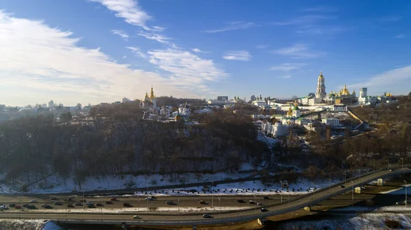 Пташиного польоту Лаври монастир у Києві від гул, видом на захід сонця, хмарність, гарний краєвид — стокове фото