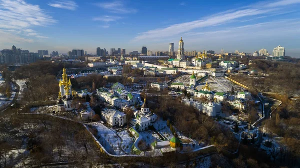 Kiev, Ukrayna içinde Lavra manastır dron, gün batımı görünümü, bulutlu gökyüzü, güzel manzara havadan görünümü